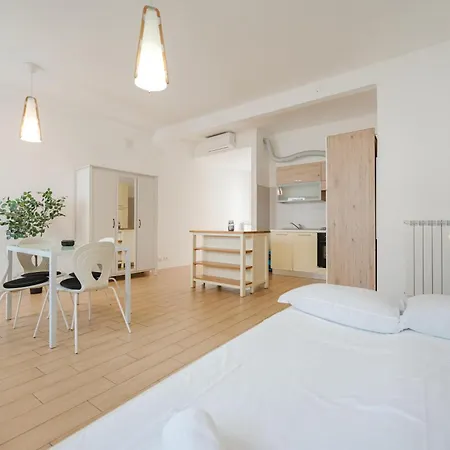 Francy - 15 Min From & Mestre Train Station Apartment *